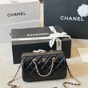 <AUTHENTIC>Chanel Black Quilted Crossbody Bag